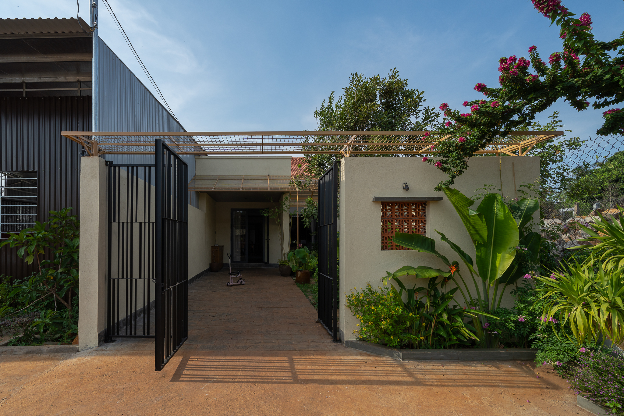 NOM HOUSE AVT